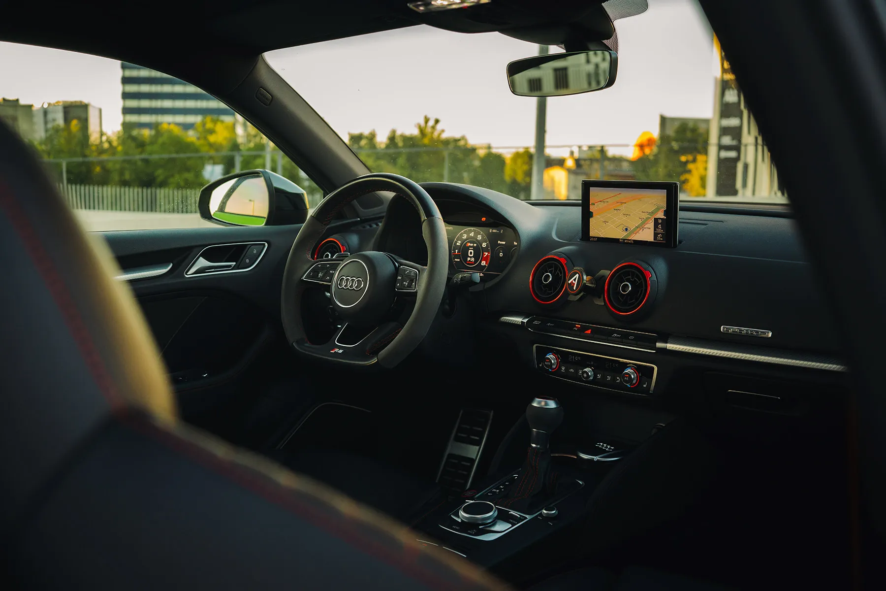 Audi RS3 salong: rool, armatuurlaud ja ekraan, akendest paistab linn