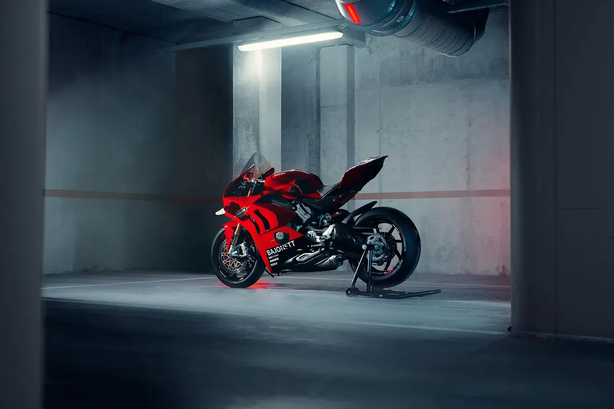 Punane Ducati Panigale V4 hämaras betoongaraažis