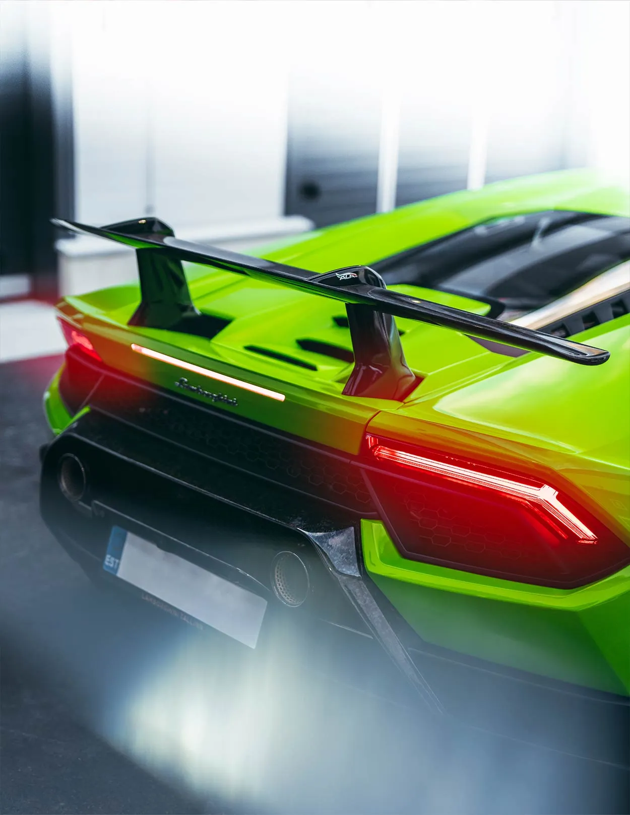 Rohelise Lamborghini Huracáni tagatiib ja tuled lähedalt
