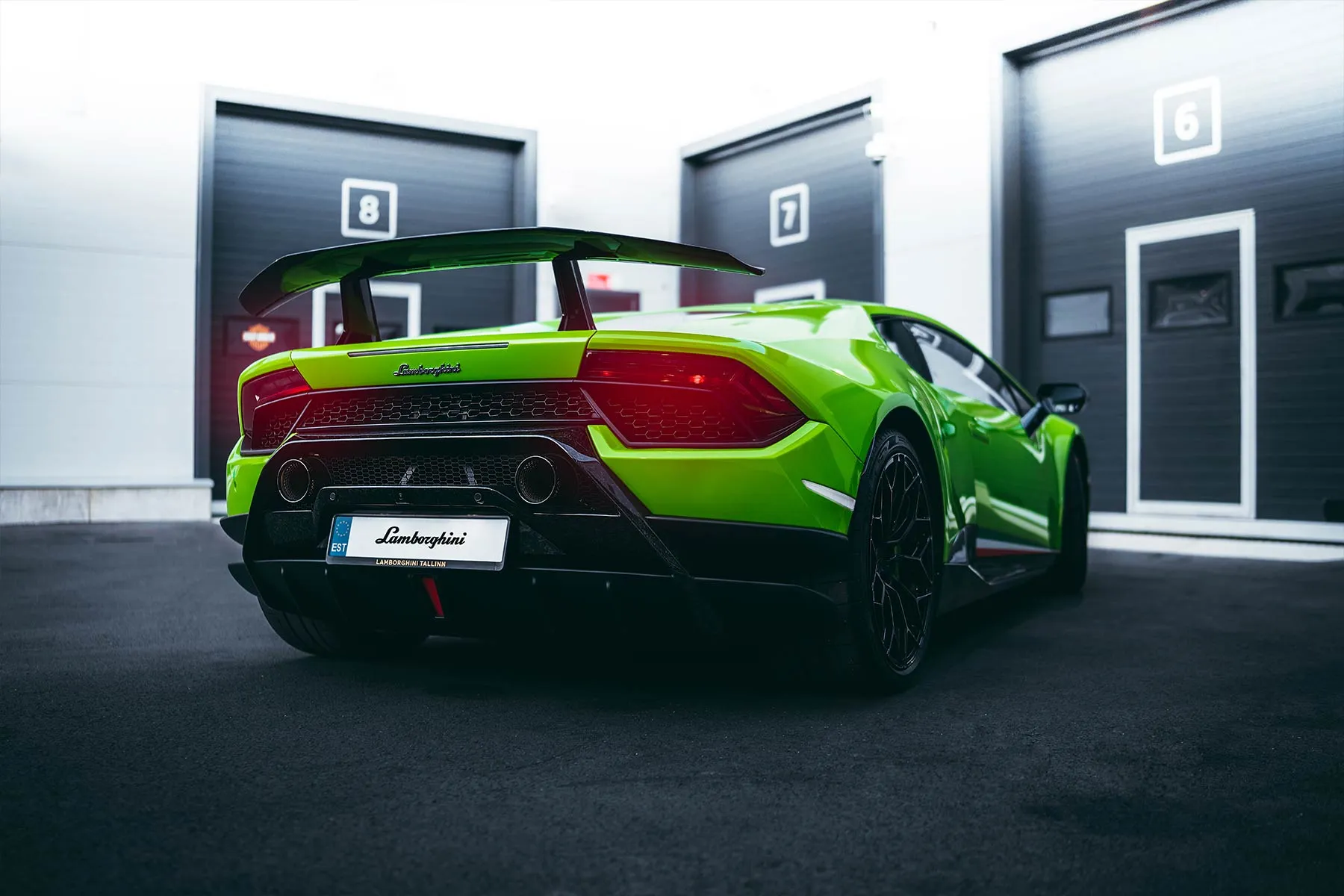 Roheline Lamborghini Huracán Performante tagantvaates garaažide vahel