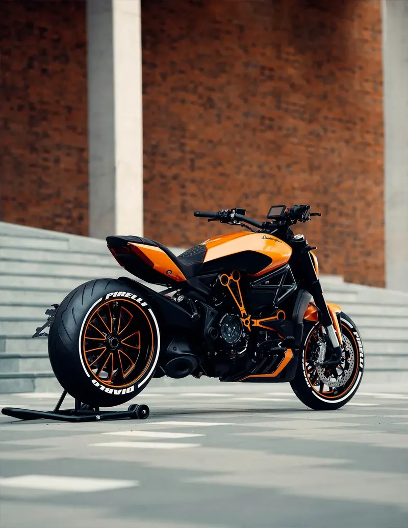 Oranž-must Ducati XDiavel betoontrepi ja tellisseina ees